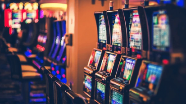 Inițiativă legislativă: Tinerii, protejați de accesul la jocurile de noroc