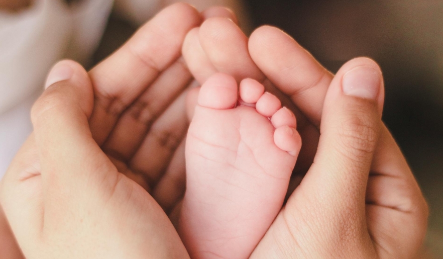 (P) Recuperarea după naștere: cum alegi accesoriile care îți oferă sprijin și confort