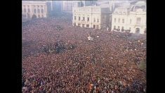 În premieră la TVR 1: „Revoluția pe hârtia albastră”, episodul 22 al seriei „Decembrie Roşu”