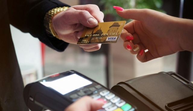 (P) Ce bănci oferă opțiunea de rate fără dobândă la cardurile de credit 