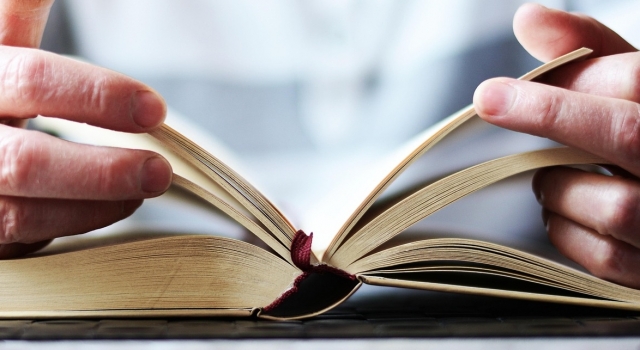 Nu lăsa educația să devină un experiment eșuat. Alătură-te campaniei Nemira/ Sursa foto: pixabay.com/photos/hands-a-book-read-open-book-bible-3457909