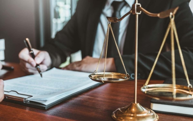 (P) Când trebuie să apelezi la un avocat specializat în imobiliare și dreptul muncii