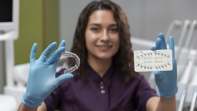 (P) Numărul optim de gutiere în cazul tratamentului cu aparat dentar Invisalign