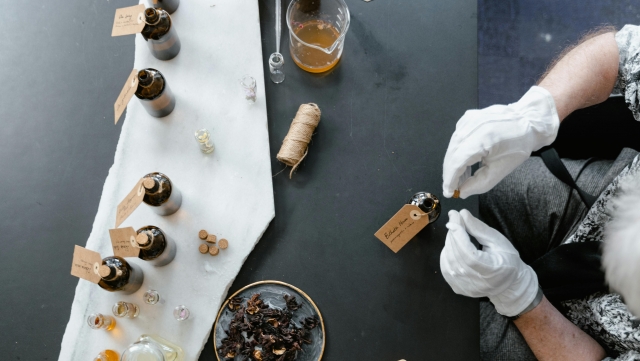 Cum se fabrică un parfum: călătoria unei arome, de la materii prime la sticlă