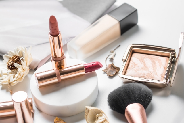 „Efectul rujului” în vremuri dificile. De ce industria frumuseții este în plină expansiune?