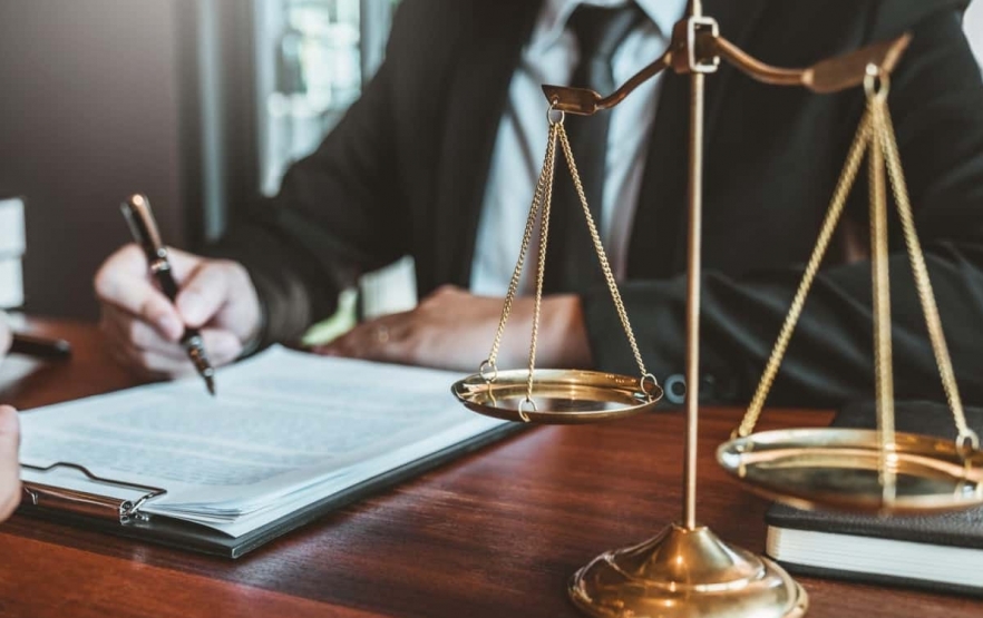 (P) Când trebuie să apelezi la un avocat specializat în imobiliare și dreptul muncii