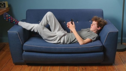 Ce spun adolescenții despre interzicerea accesului pe rețelele sociale: Măsura nu protejează pe nimeni. Mută problema unde adulții nu o mai văd