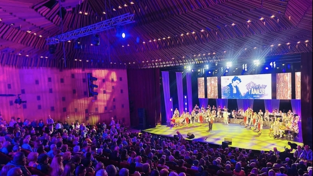 Vocile actuale ale folclorului românesc, în duet cu marea Maria Tănase, în Festivalul ce-i poartă numele