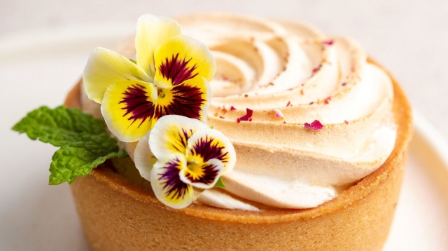 Tortul copilăriei cu mere și frișcă, desertul care oprește timpul