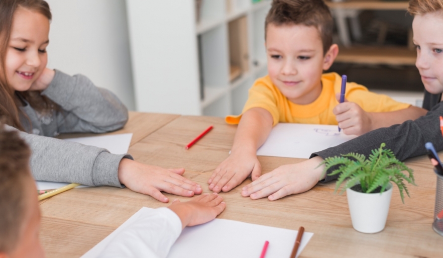 (P) 6 activități educative și distractive care îi țin pe copii departe de ecrane