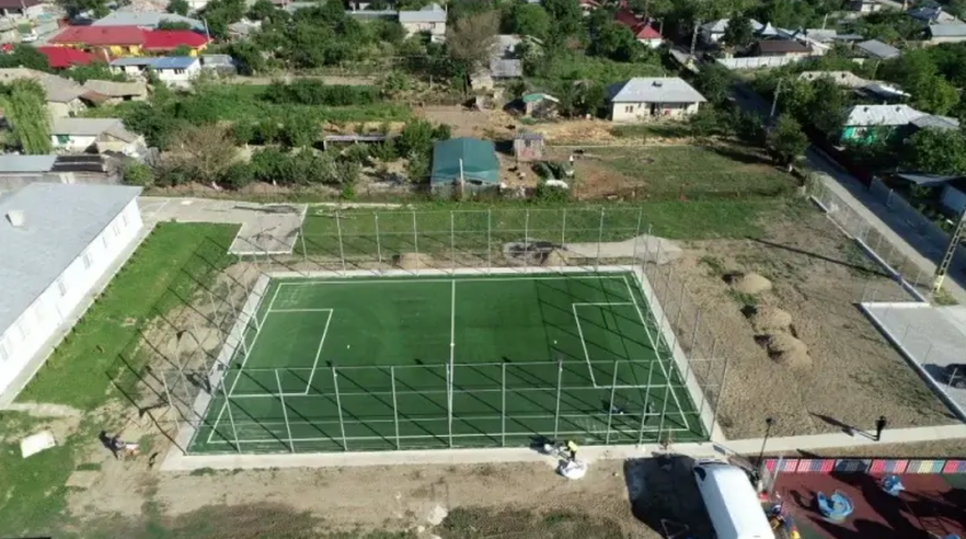 (P) De la teren viran la teren de performanță: cum transformă Sport Makers, spațiile sportive din România cu gazon sintetic