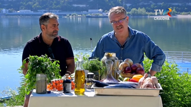 Gătim și ne relaxăm: mâncare de pui cu castraveți murați și pălămidă la Turnu Măgurele