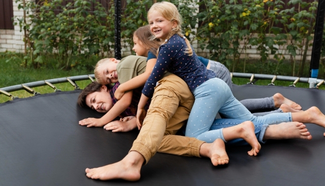 (P) Ghidul părinților: cum să-ți introduci copilul în fitness fără riscuri