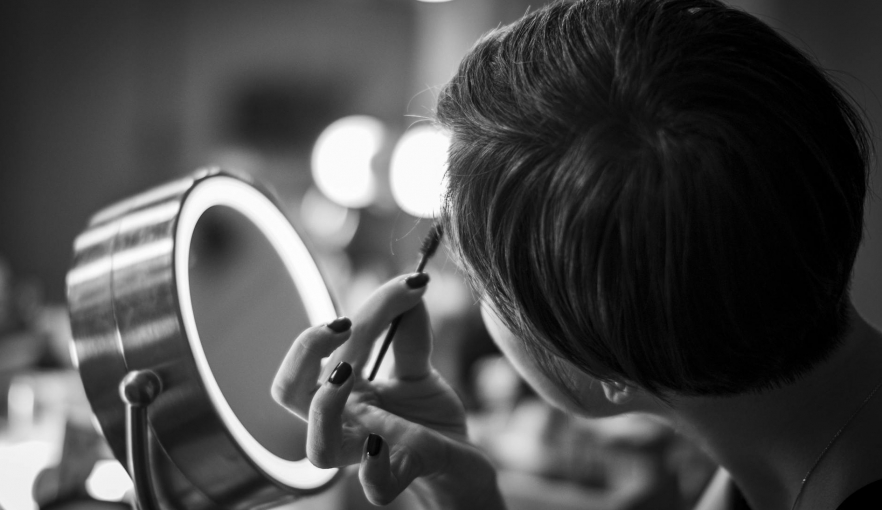 (P) Amenajarea unui spațiu de machiaj într-un apartament modern