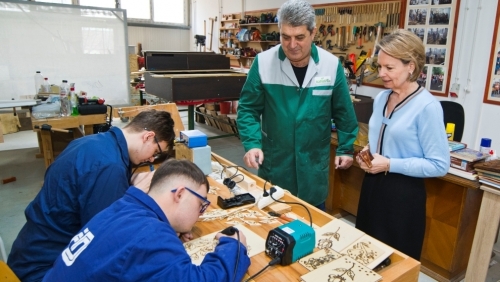 Povestea emoţionantă a Vetrei Luminoase, cartierul nevăzătorilor din București. Sâmbătă, la „Ora Regelui”