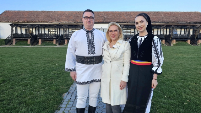 Cristina , Gabriel Bucur, coordonator Ansamblul Jidvei și Cristina Todor