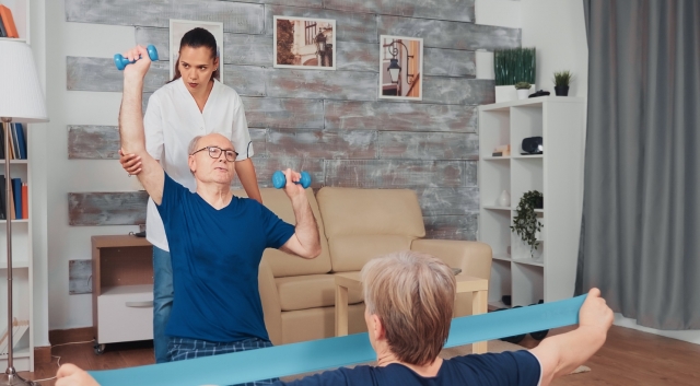 (P) De ce seniorilor le este recomandată fizioterapia? 