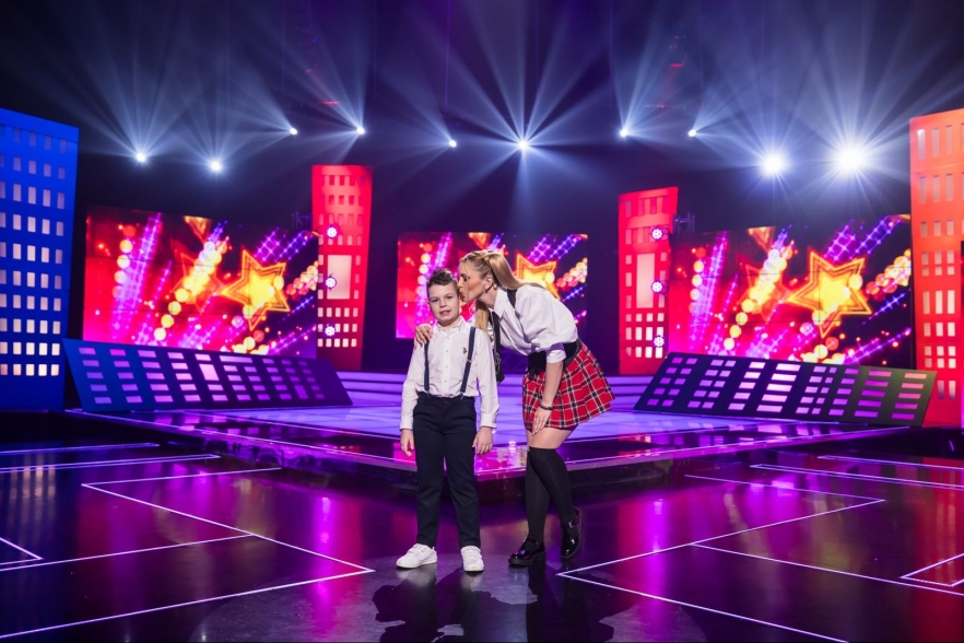 Începe sezonul 8 „Vedeta familiei”: decor nou, juriu-surpriză și un duo de prezentatori cu extra-energie!