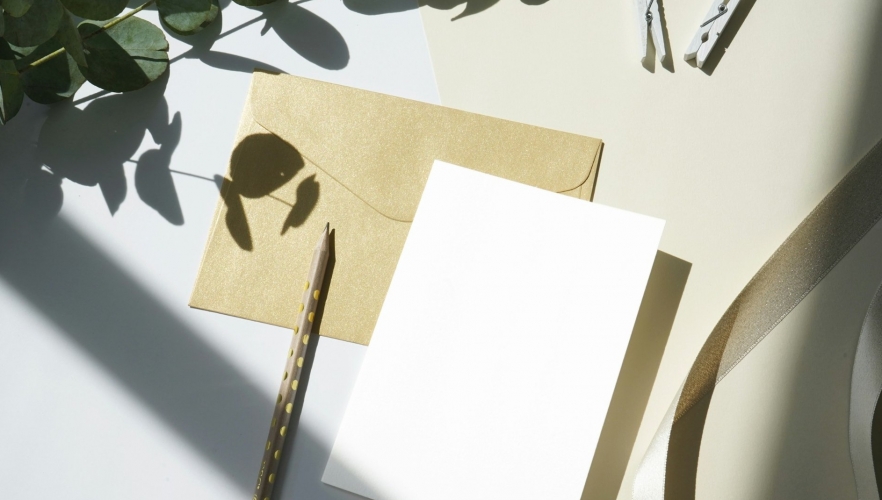 (P) Ce transmit documentele din plicurile kraft, în contextul de business?