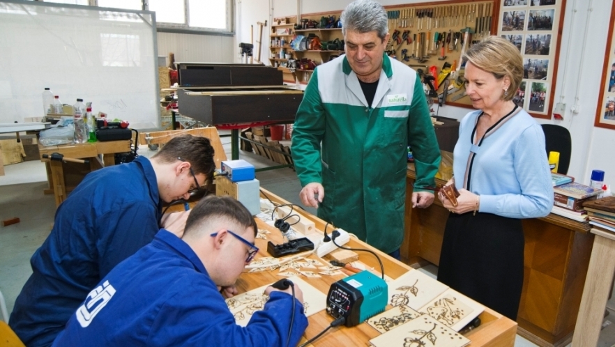 Povestea emoţionantă a Vetrei Luminoase, cartierul nevăzătorilor din București. Sâmbătă, la „Ora Regelui”