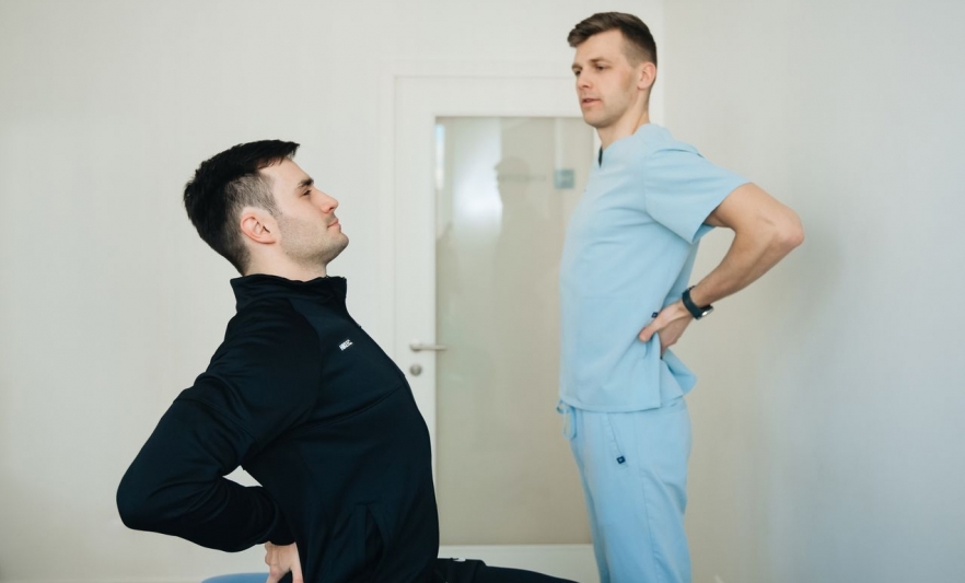 (P) Recuperarea medicală la KINOMED: soluții moderne pentru afecțiunile coloanei vertebrale