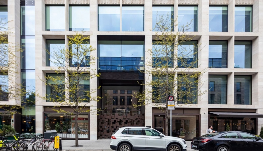 (P) Ce caută arhitecții și dezvoltatorii la o ușă de exterior din aluminiu pentru clădiri comerciale  