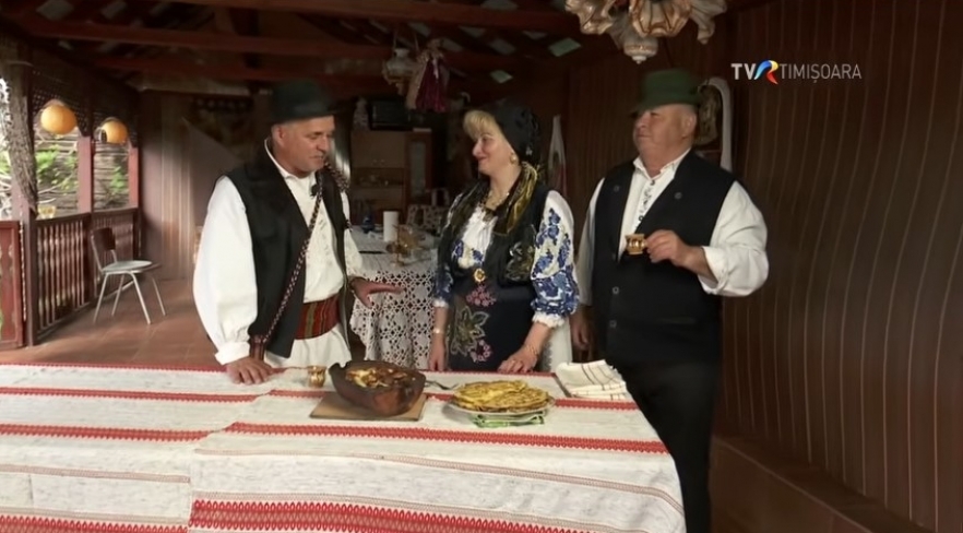 “Sarea în bucate”: Crumpi în opincă și scoverzi de dulce la Bucova | VIDEO