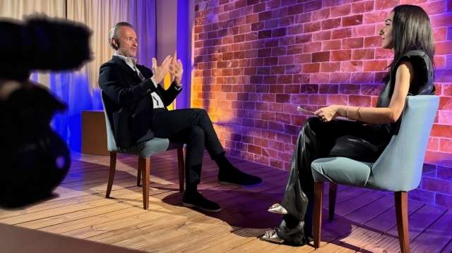 David Gimenéz Carreras dirijează nu doar muzicienii, ci și sufletul lor: Loredana Negrilă în dialog cu nepotul legendarului tenor, la „Brilliant”, pe TVR INFO