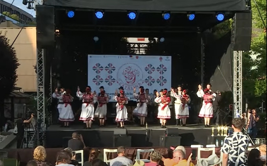(w882) Festival C