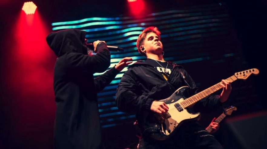 Ianis, chitaristul de 17 ani care visează să fie ca Brian May | VIDEO 