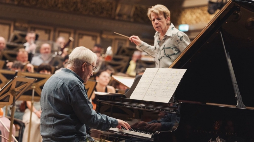Marin Alsop, discipolă a lui Leonard Bernstein, dirijează pentru prima dată în România, astăzi, la Concursul Enescu
