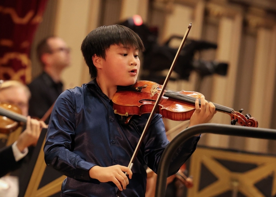 La doar 11 ani, violonistul Jayden King devine cel mai tânăr câștigător din istoria Concursului Internațional „George Enescu”