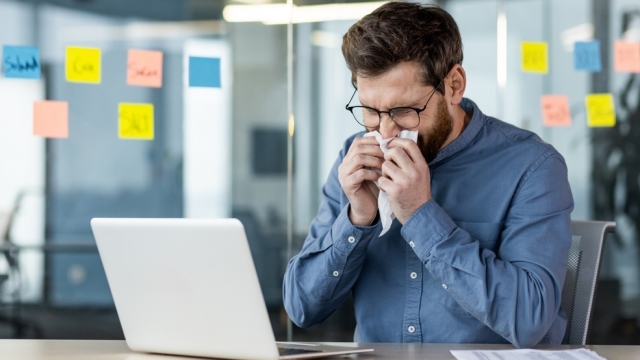 (P) Sezonul virozelor la birou: cum reduc angajatorii absenteismul din lunile reci fără să pună presiune pe echipă? 