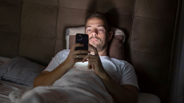 Cum ne afectează telefonul somnul și de ce este important să renunțăm la ecrane înainte de culcare