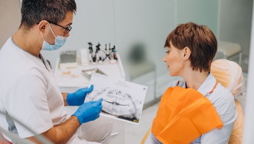 (P) Cât costă, de fapt, un implant dentar în România și de ce variază atât de mult prețurile